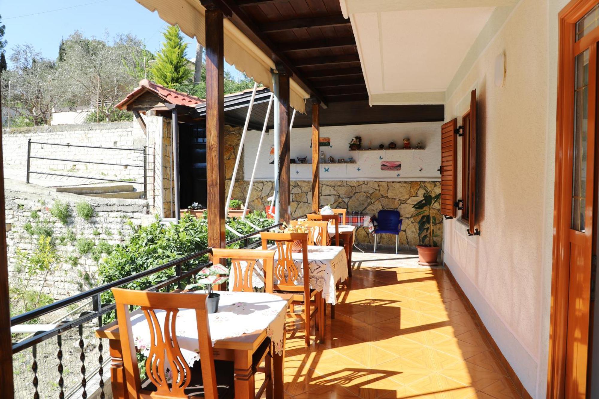 Guest House Marjo Берат Екстериор снимка
