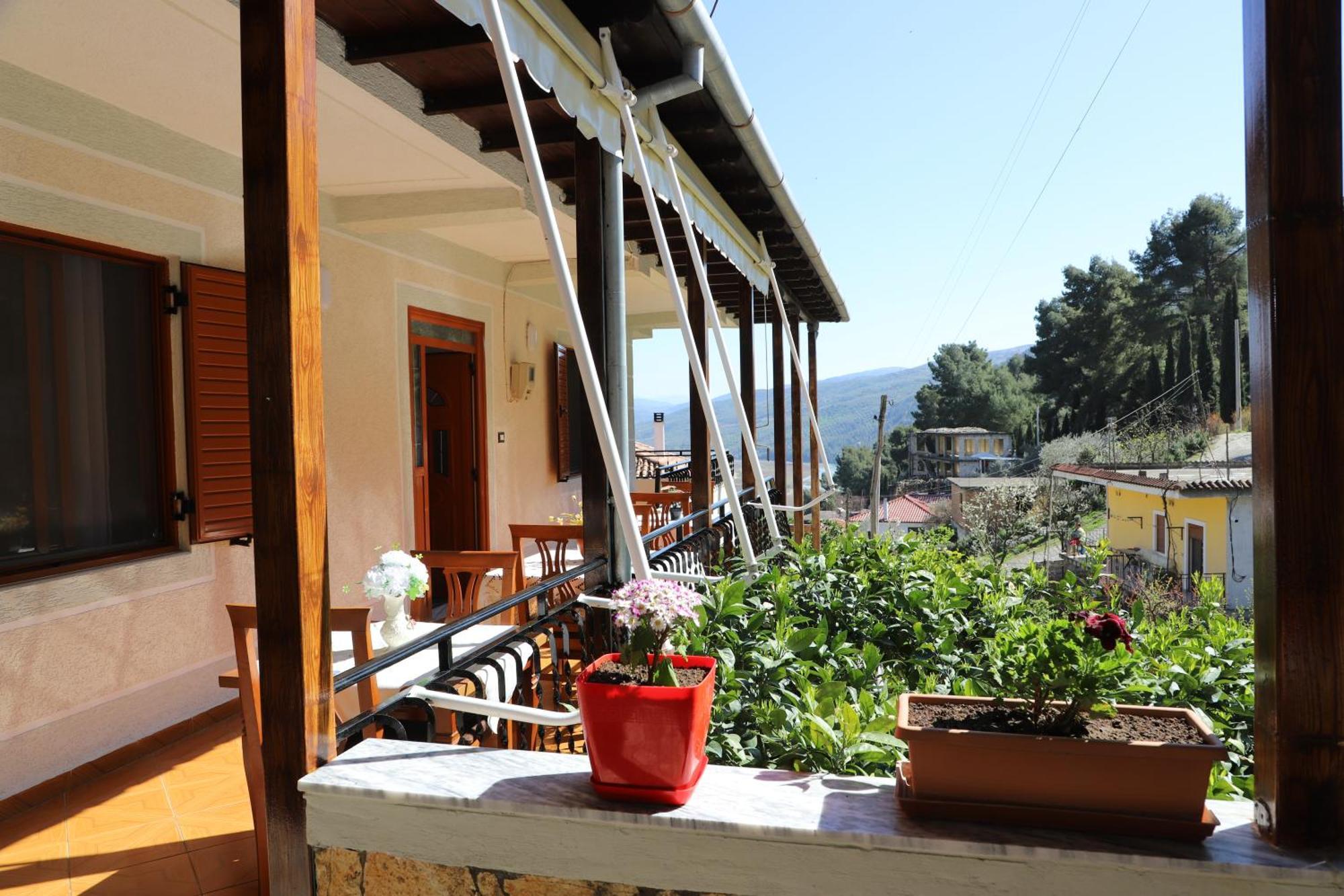 Guest House Marjo Берат Екстериор снимка
