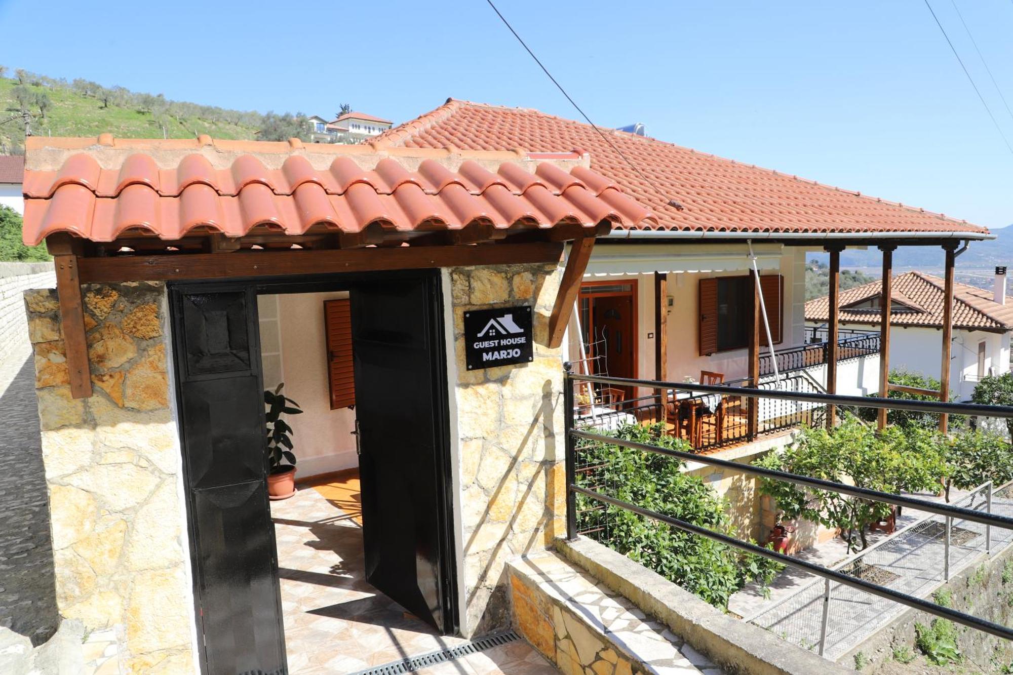 Guest House Marjo Берат Екстериор снимка
